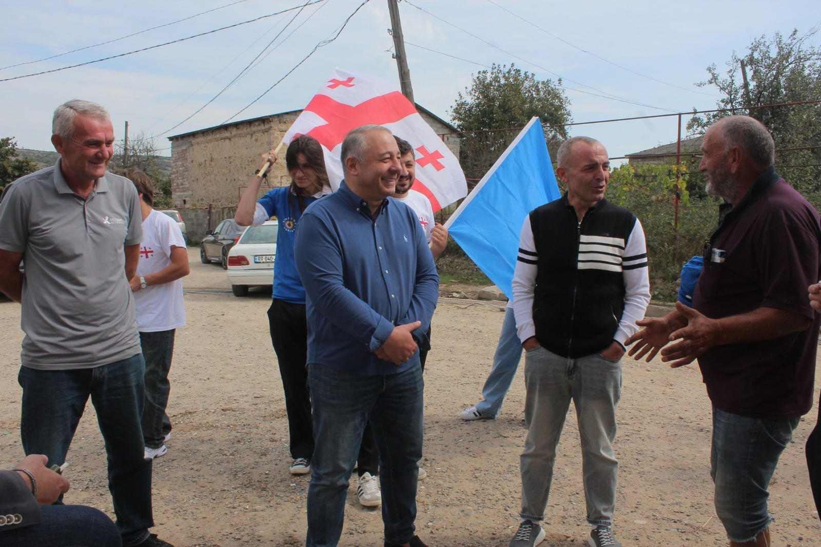 „ქართული ოცნების“ დელეგატი ზაალ დუგლაძე წინასაარჩევნო კამპანიის ფარგლებში შეხვედრებს ხაშურში აგრძელებს
