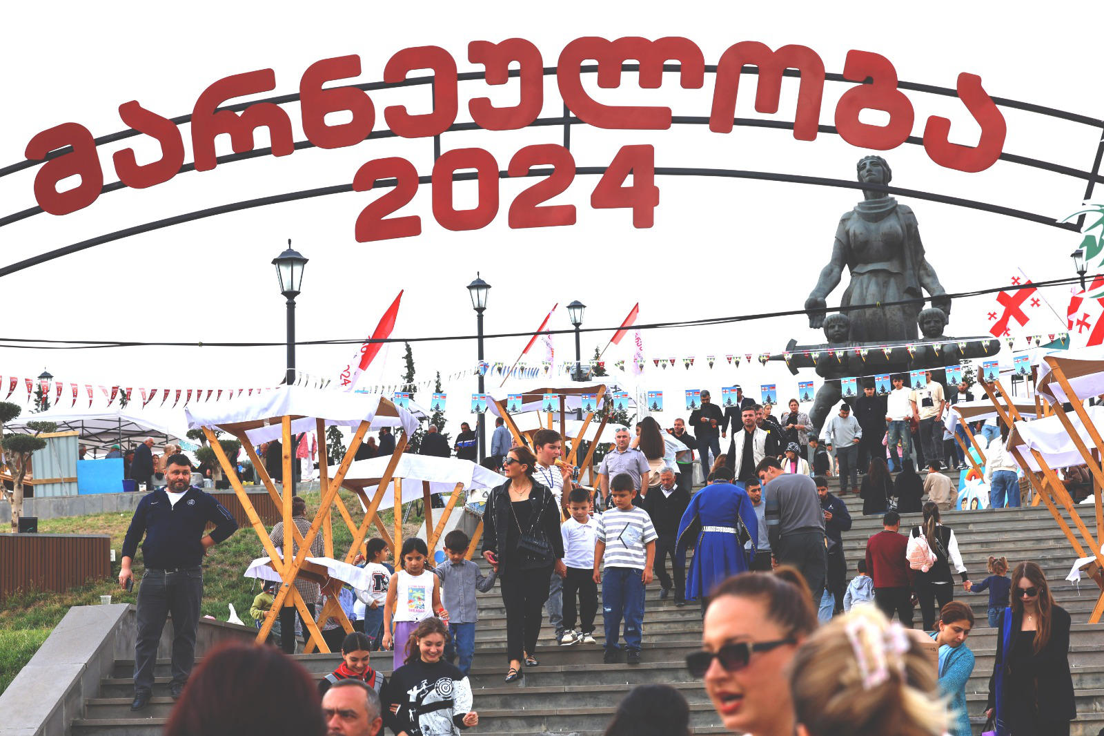 მარნეულში, ადგილობრივი თვითმმართველობის ინიციატივით, ძეგლის „კიდევაც დაიზრდებიან" მიმდებარე სკვერში „მარნეულობა 2024" გაიმართა