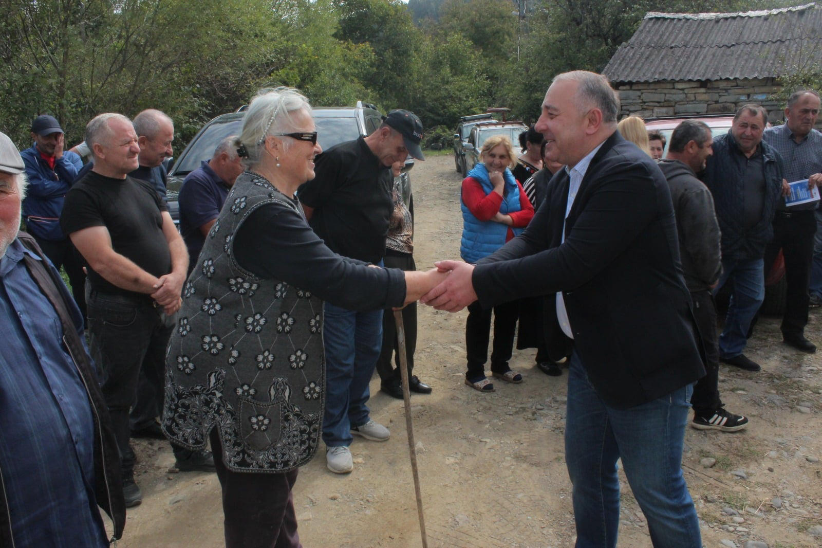 პარტია „ქართული ოცნება - დემოკრატიული საქართველოს“ დელეგატი ზაალ დუგლაძე წინასაარჩევნო კამპანიის ფარგლებში შეხვედრებს  ხაშურში აგრძელებს