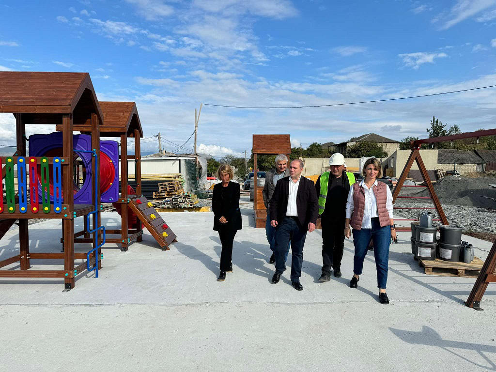 გივი მიქანაძე და გიორგი სოსიაშვილი სოფელ შავშვებში საბავშვო ბაღის მშენებლობის პროცესს გაეცნენ