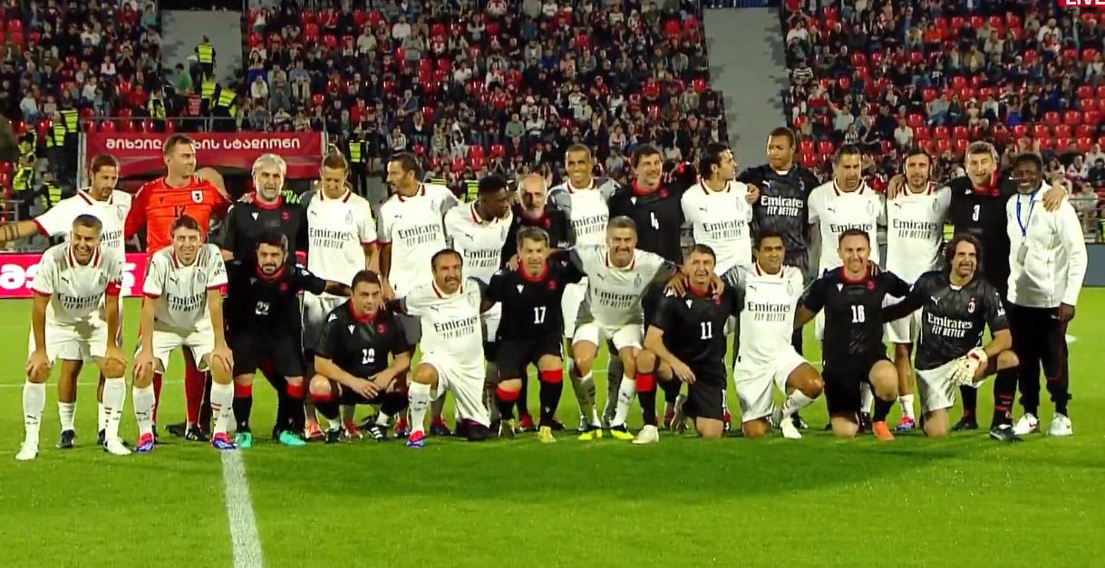 თბილისში, მიხეილ მესხის სახელობის სტადიონზე საქართველოს ნაკრებისა და „მილანის“ ლეგენდების ამხანაგური მატჩი მიმდინარეობს
