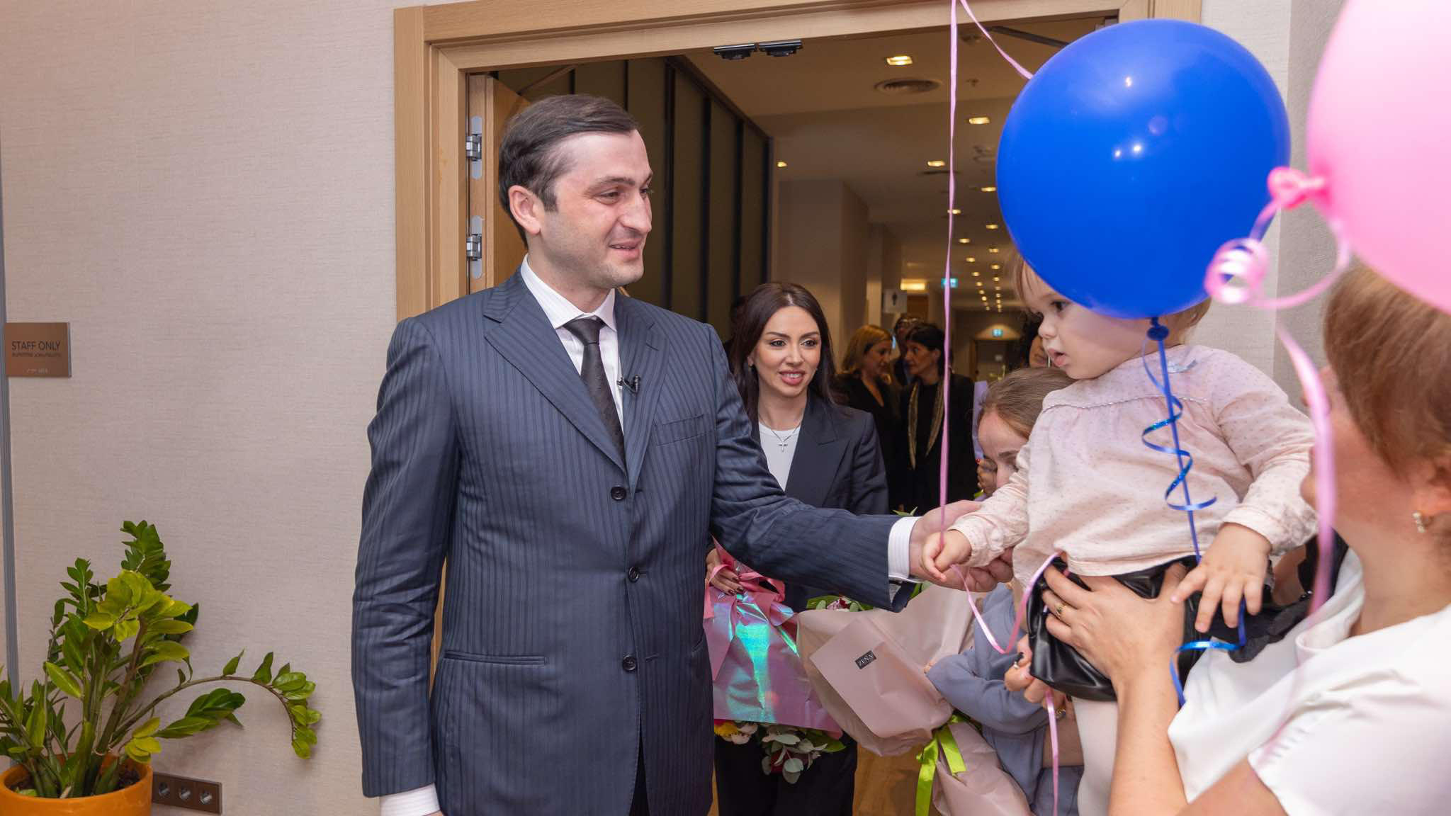 თორნიკე რიჟვაძემ უშვილობის პროგრამის ფარგლებში დაბადებული ბავშვები მოინახულა