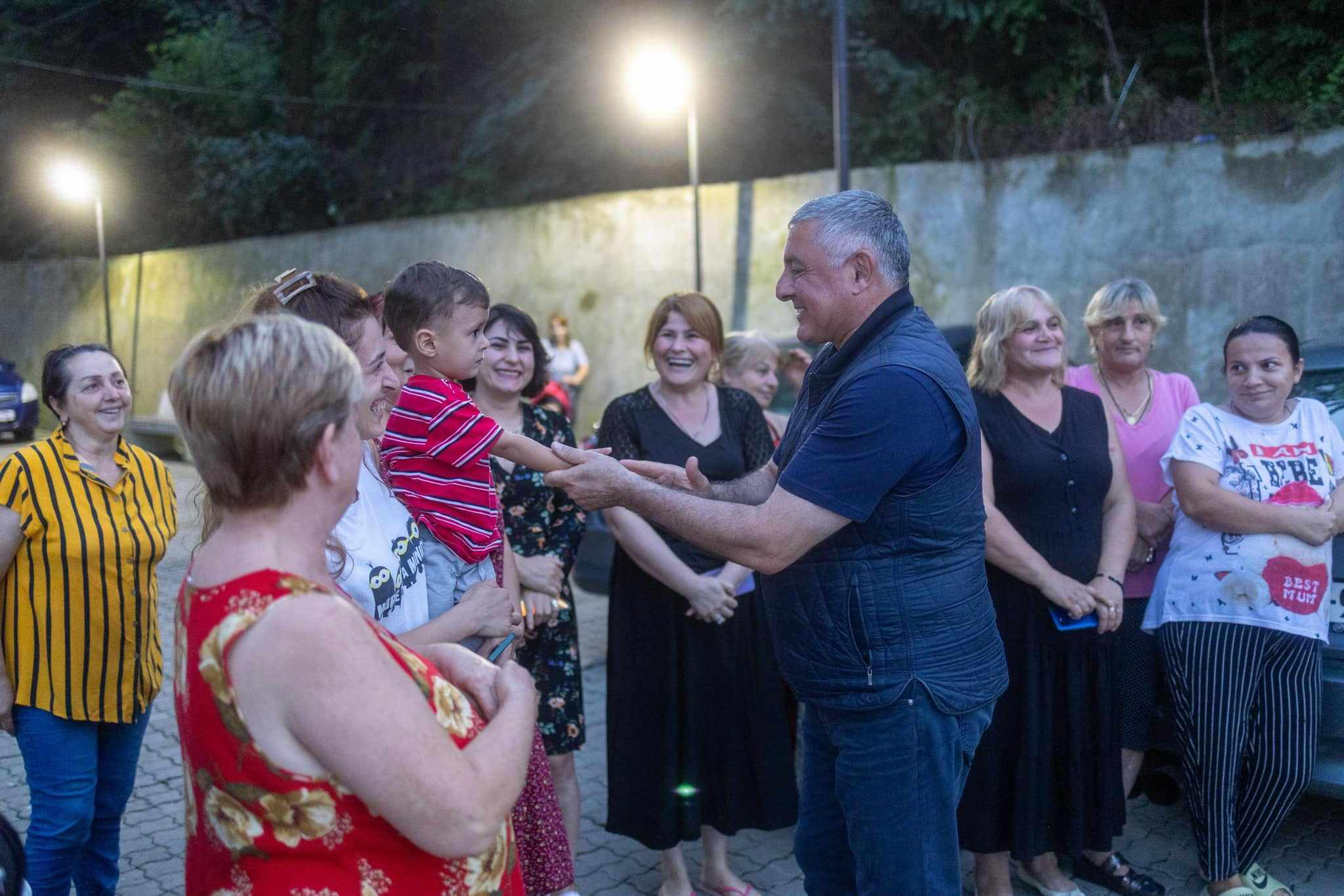 „ქართული ოცნების“ ქობულეთის დელეგატი გია ჭყონია, წინასაარჩევნო კამპანიის ფარგლებში, ქობულეთის მოსახლეობას შეხვდა