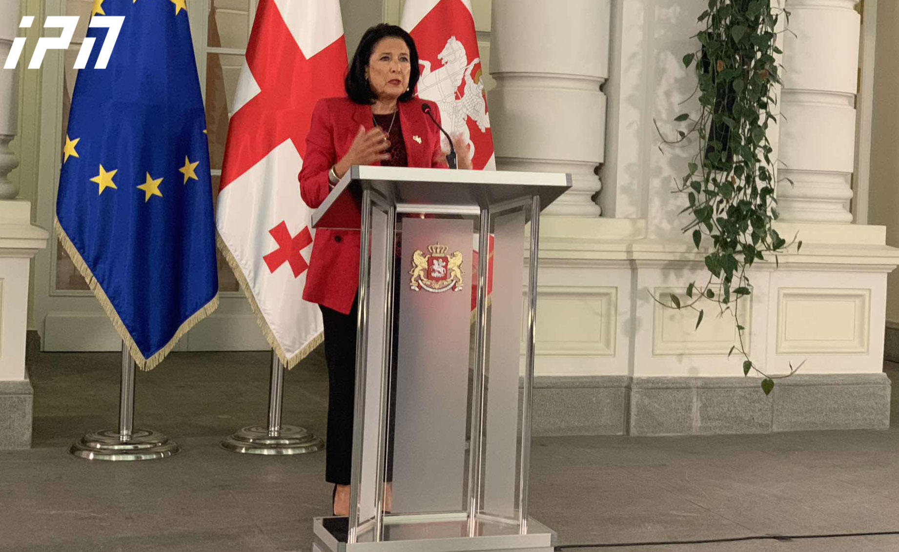 პრეზიდენტი - არ მოვსულვარ საჭორაოდ, რომ გითხრათ ვისი ბრალი იყო მოლაპარაკებების ჩაშლა, ალბათ, ყველასი და ამავდროულად, არავისი - პოზიტივი არის ის, რომ ქვეყანაში „მე და ჩემი ნაბადის” პოლიტიკა დამთავრდა და დამთავრდა ბიძინასთან ერთად