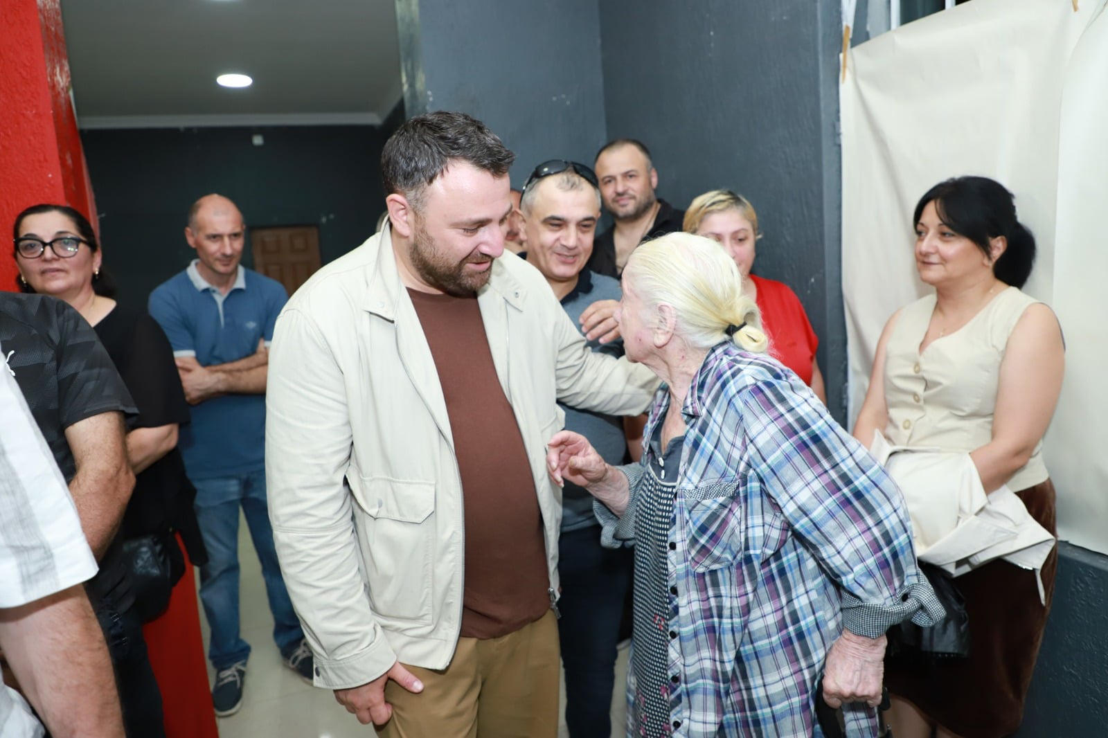 „ქართული ოცნების“ დელეგატი აჩიკო ბერიძე წინასაარჩევნო კამპანიის ფარგლებში შეხვედრებს ბათუმის მოსახლეობასთან აგრძელებს