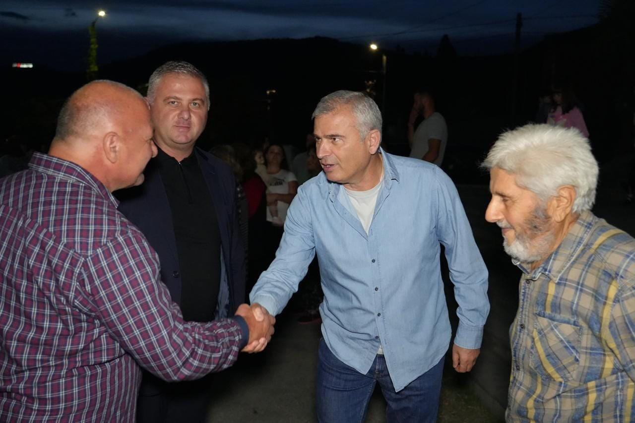 „ქართული ოცნების“ დელეგატი ირაკლი ქადაგიშვილი წინასაარჩევნო კამპანიის ფარგლებში ყვარლის მოსახლეობას შეხვდა