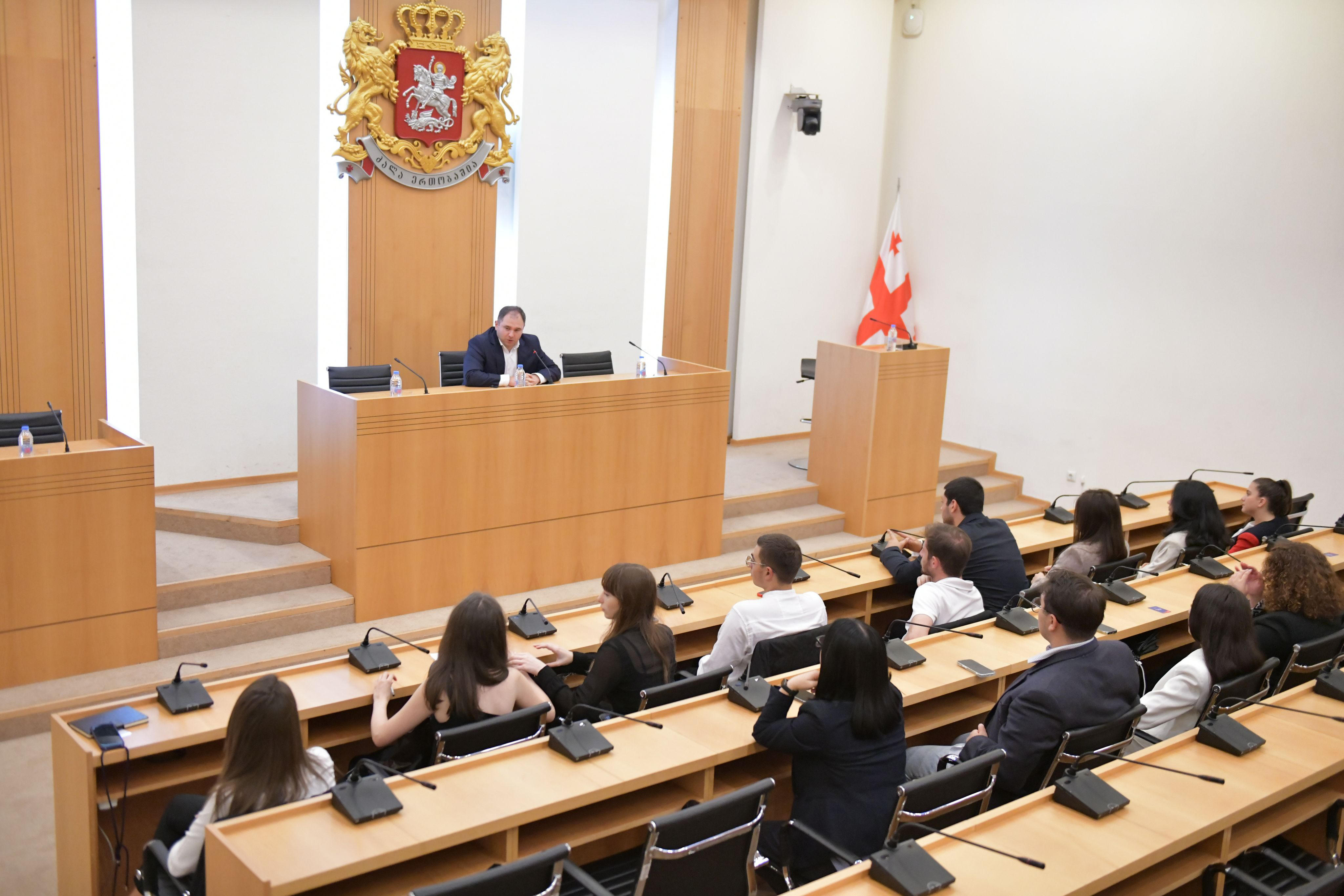 ნიკოლოზ სამხარაძე "მომავალ ლიდერთა აკადემიის" სტუდენტებს შეხვდა