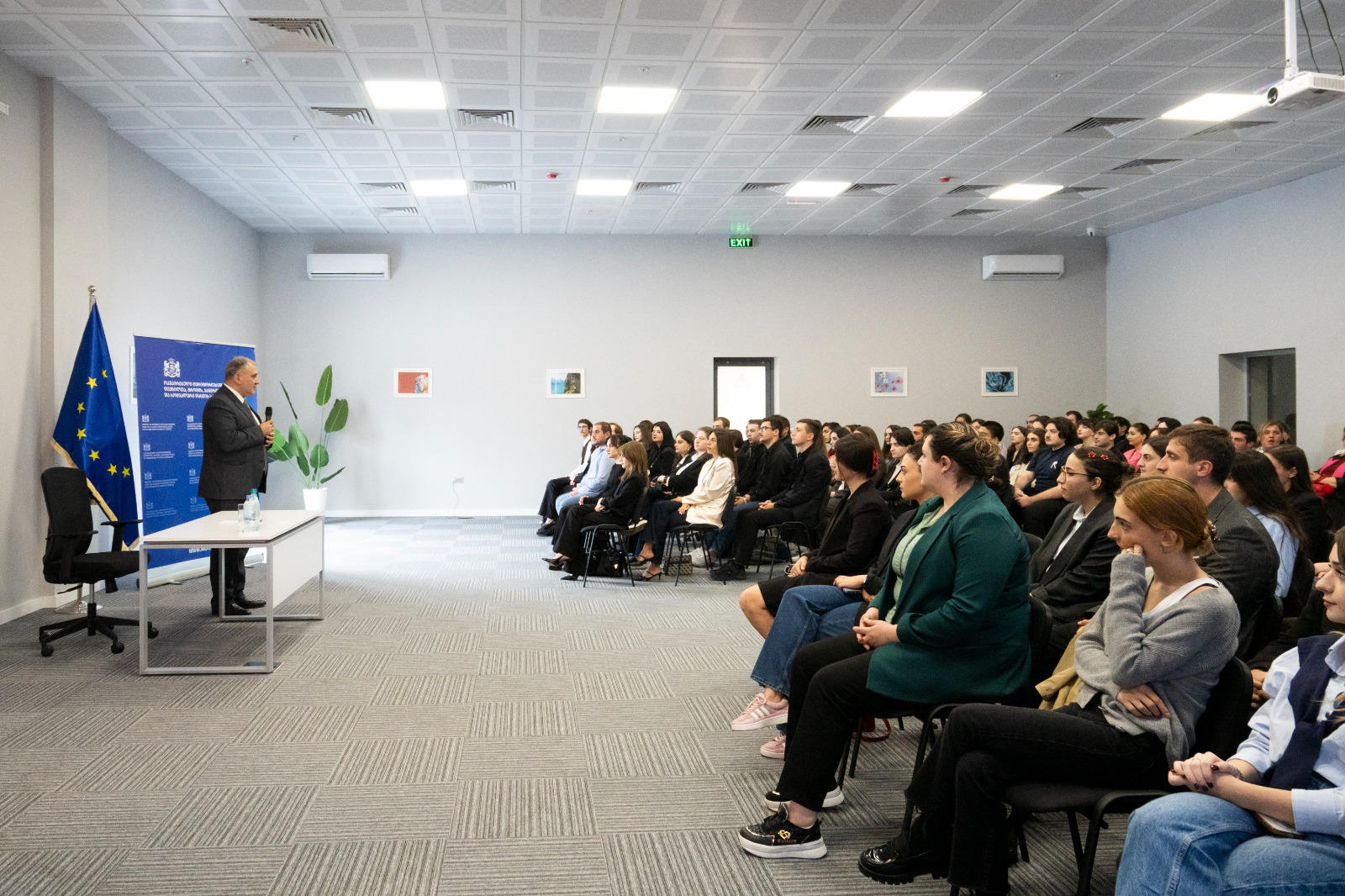 მიხეილ სარჯველაძე ჯანდაცვის სამინისტროს სისტემაში დასაქმებულ სტაჟიორებს შეხვდა