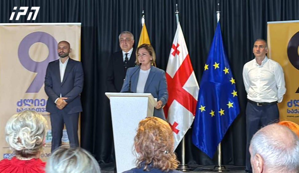 ანა დოლიძე - ეს იყო „გასეირნება ნიუ იორკში“ ქართველებისთვის იმის საჩვენებლად, რომ თითქოს კობახიძეს კიდევ უშვებენ ამერიკაში - სინამდვილეში, „ცისფერ მთებში“ მარკშეიდერი რომ აკაკუნებს და კარს არავინ უღებს, ასეთ როლში იყო