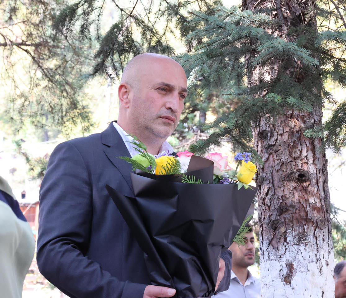 ბორჯომის მერმა, საკრებულოს თავმჯდომარემ და ადგილობრივი თვითმმართველობის წევრებმა ტერიტორიული მთლიანობისთვის ბრძოლაში დაღუპულ გმირთა ხსოვნას პატივი მიაგეს და მემორიალი ყვავილებით შეამკეს