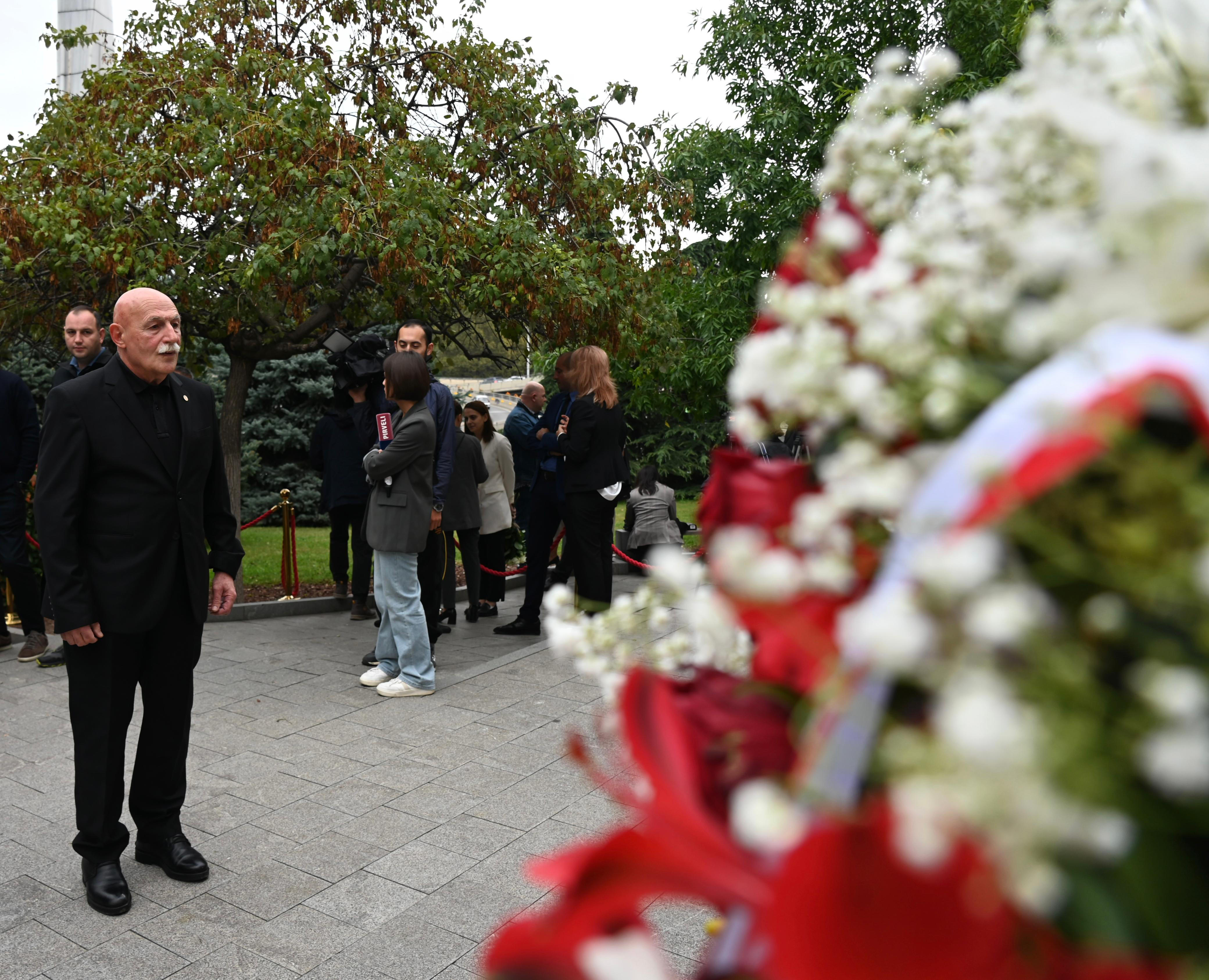 დავით თევზაძემ საქართველოს ერთიანობისათვის ბრძოლაში დაღუპულ გმირთა მემორიალი გვირგვინით შეამკო