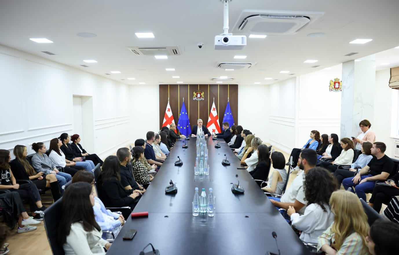 გარემოს დაცვისა და სოფლის მეურნეობის მინისტრი სტაჟირების სამთავრობო პროგრამის მონაწილეებს შეხვდა