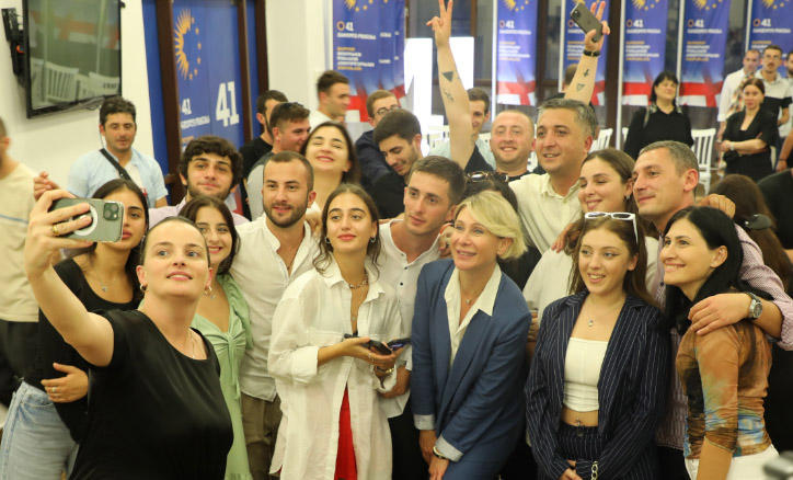 დავით კოდუა და ნინო წილოსანი ზუგდიდელ ახალგაზრდებს და აფხაზეთიდან დევნილ ქალებს შეხვდნენ