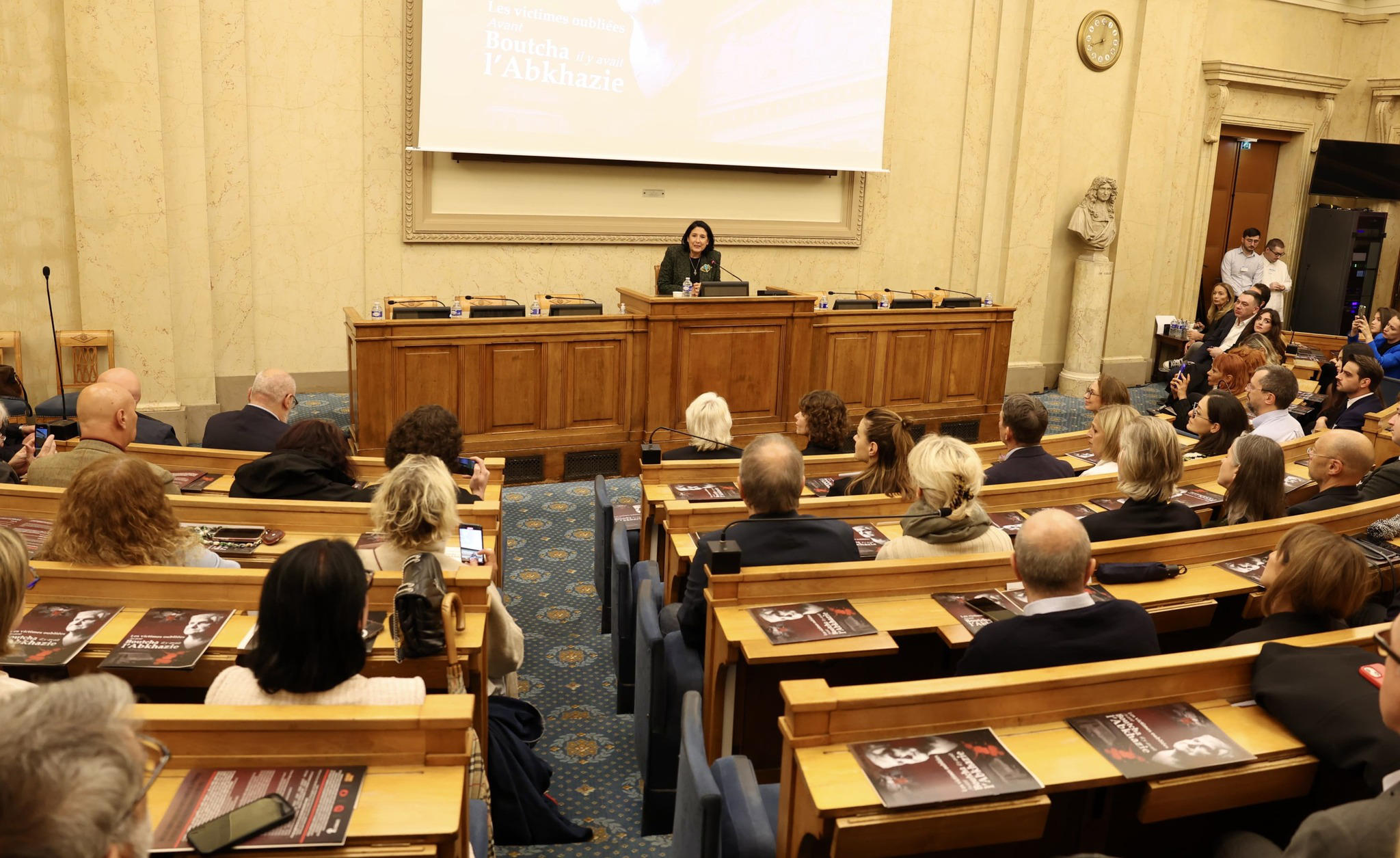 საქართველოს პრეზიდენტმა პარიზში, საფრანგეთის ეროვნულ ასამბლეაში დოკუმენტური ფილმის "ბუჩამდე იყო აფხაზეთი” ჩვენება გახსნა