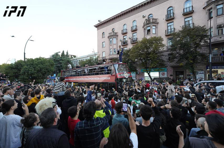 UFC-ის ჩემპიონი მერაბ დვალიშვილი ფილარმონიასთან გულშემატკივარს ხვდება