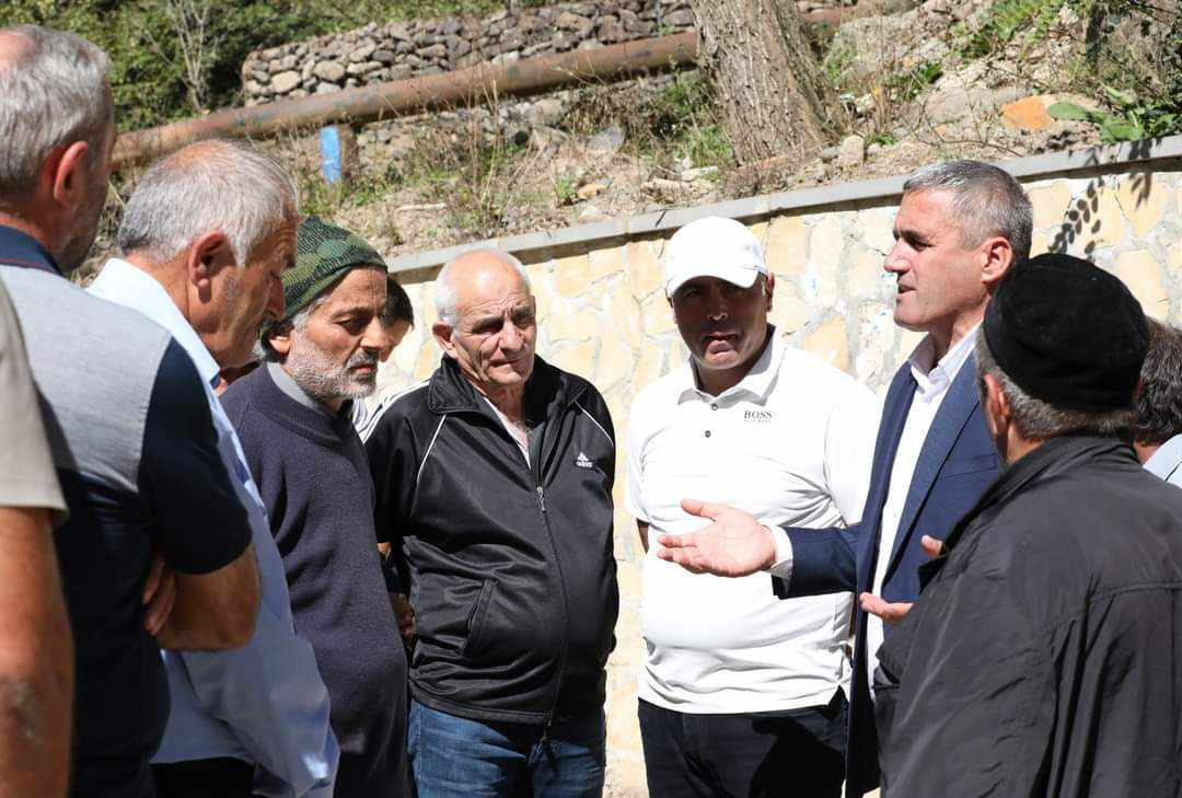 „ქართული ოცნებიდან" აჭარის უმაღლესი საბჭოს დელეგატი ხულოში ვახტანგ ბერიძე ხულოს მოსახლეობასთან შეხვედრებს აგრძელებს