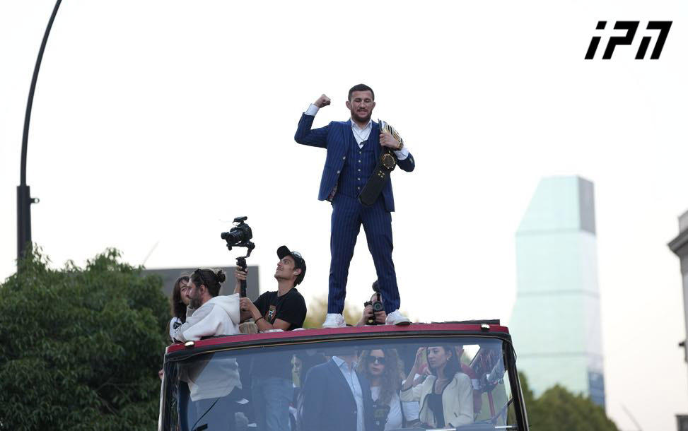 UFC-ის ქართველი ჩემპიონი, მერაბ დვალიშვილი საქართველოშია - მას აეროპორტში გულშემატკივარი დახვდა