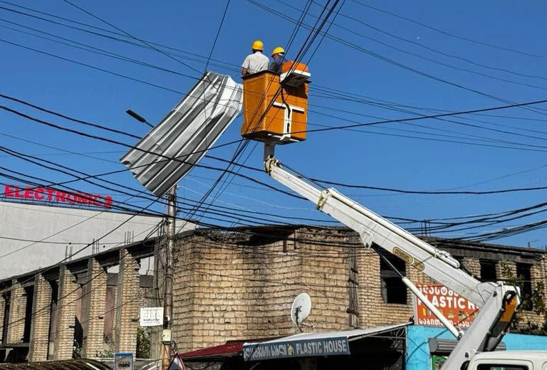 „ენერგო-პრო ჯორჯია" - სამეგრელოში ძლიერი ქარის გამო, დაზიანდა მაღალი და დაბალი ძაბვის ელექტროინფრასტუქტურა - ელექტრიკოსები საგანგებო რეჟიმში მუშაობენ