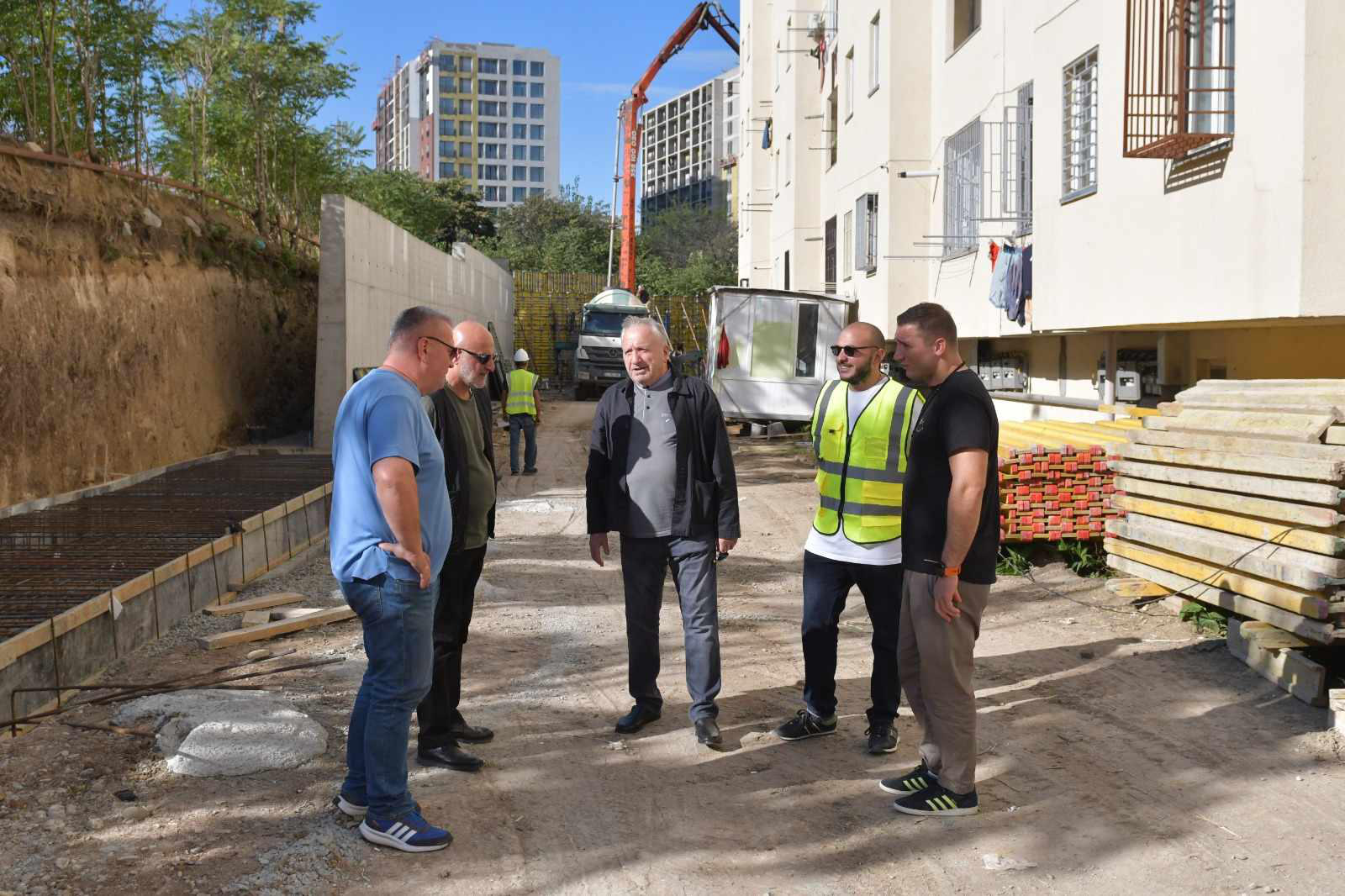 „ქართული ოცნების“ სამგორის რაიონის დელეგატი ვარლამ ლიპარტელიანი რაიონში მიმდინარე ინფრასტრუქტურულ სამუშაოებს გაეცნო