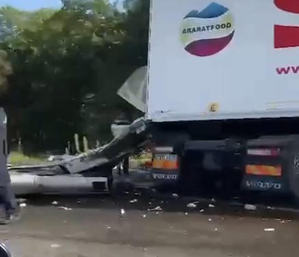 რუსთავი-თბილისის ავტობანზე სატვირთო ავტომობილი გადაბრუნდა - ავტოსაგზაო შემთხვევის გამო, საავტომობილო გზაზე საცობია