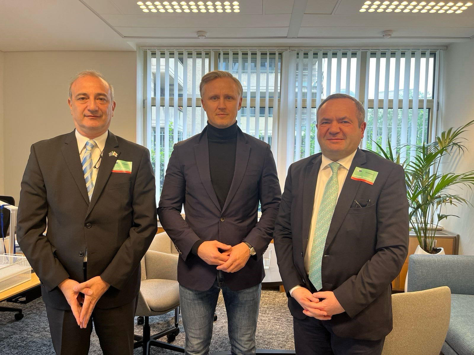 „ერთიანობა - ნაციონალური მოძრაობის“ საგარეო მდივანი, ზურაბ ჭიაბერაშვილი და პარტიის საგარეო დეპარტამენტის უფროსი, ირაკლი ქავთარაძე ბრიუსელში ლატვიელ ევროპარლამენტარ, რიჰარდ კოლსს შეხვდნენ