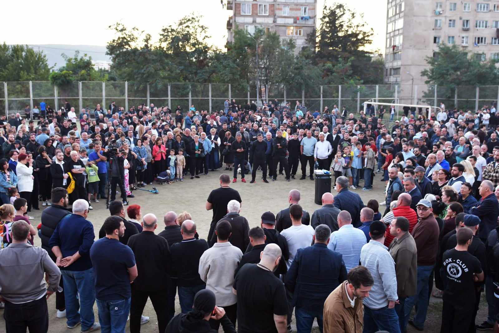 „ქართული ოცნების“ სამგორის რაიონის დელეგატი ვარლამ ლიპარტელიანი საკანონმდებლო და აღმასრულებელი ხელისუფლების წარმომადგენლებთან ერთად მოსახლეობას შეხვდა