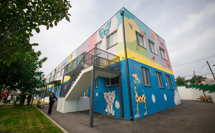 თბილისის მერმა ისნის რაიონში ახალაშენებული საბავშვო ბაღი დაათვალიერა