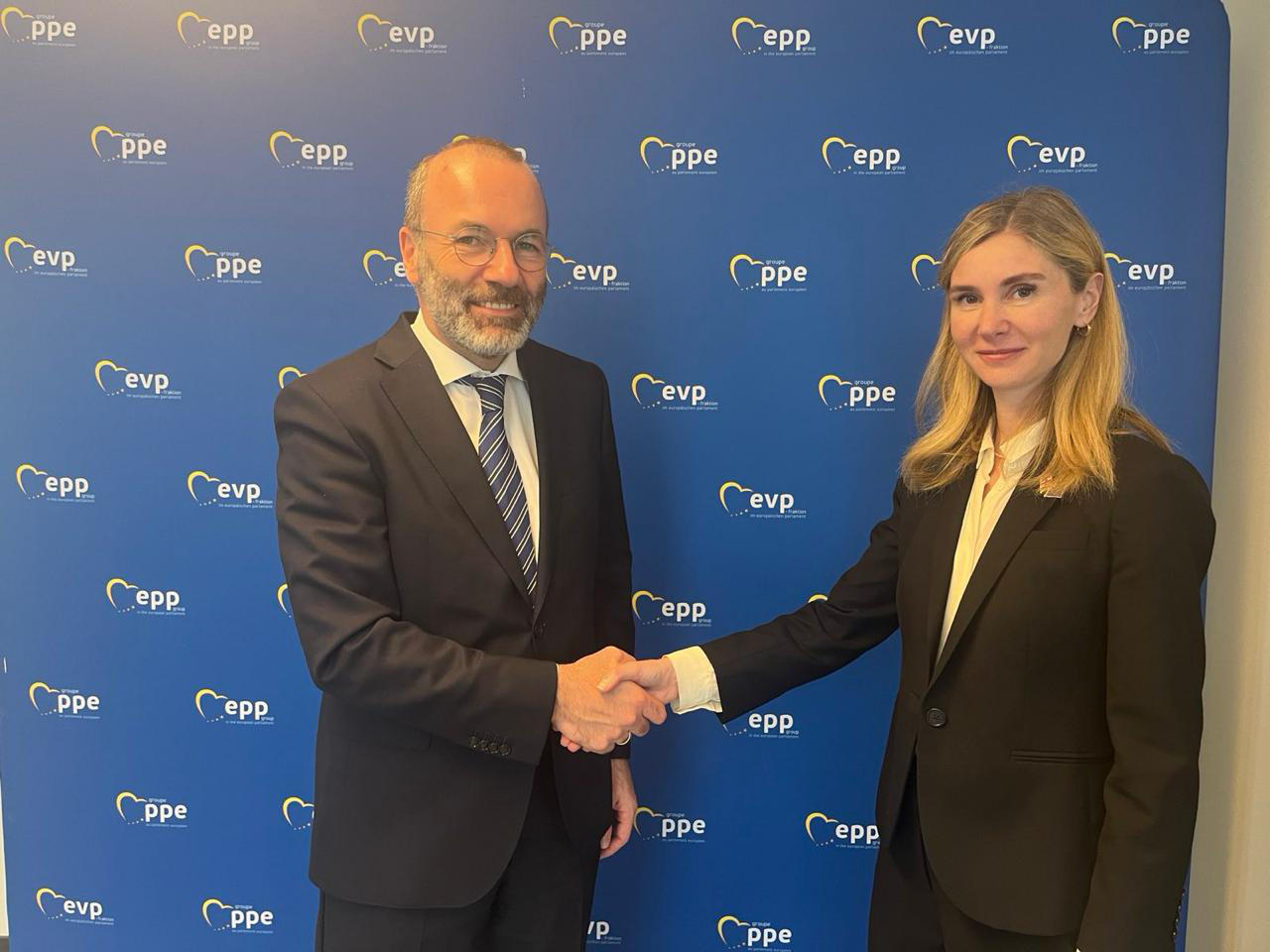 თინა ბოკუჩავა - შევხვდით „ევროპის სახალხო პარტიის“, ევროპარლამენტში ყველაზე დიდი პოლიტიკური ფრაქციის პრეზიდენტს მანფრედ ვებერს, რომელმაც კიდევ ერთხელ ხაზგასმით აღნიშნა, რომ ევროკავშირის კარი ღიაა საქართველოსთვის