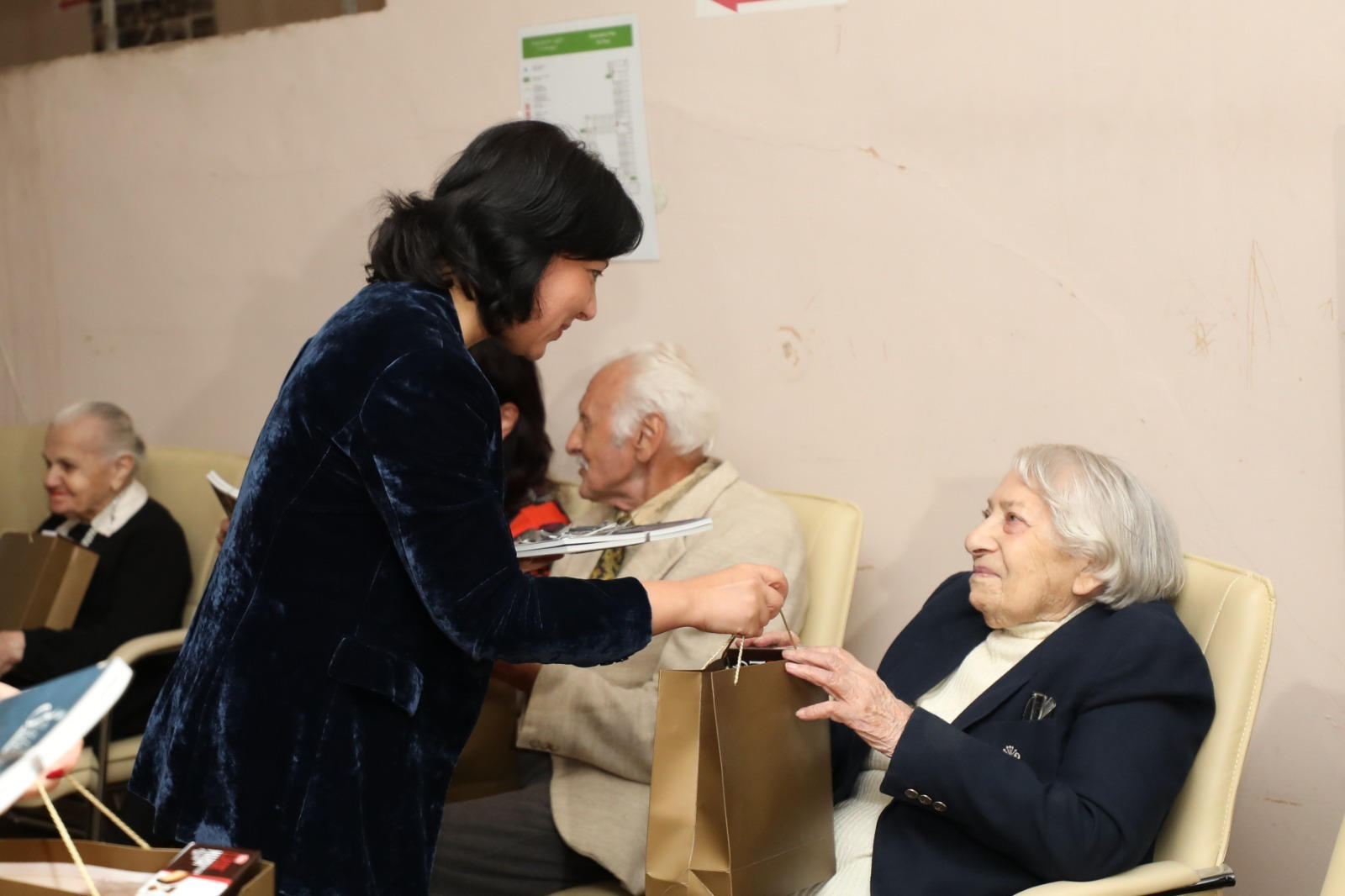 ირინე წაქაძემ თემქის ხანდაზმულთა პანსიონატში მყოფ ბენეფიციარებს ხანდაზმულთა საერთაშორისო დღე მიულოცა