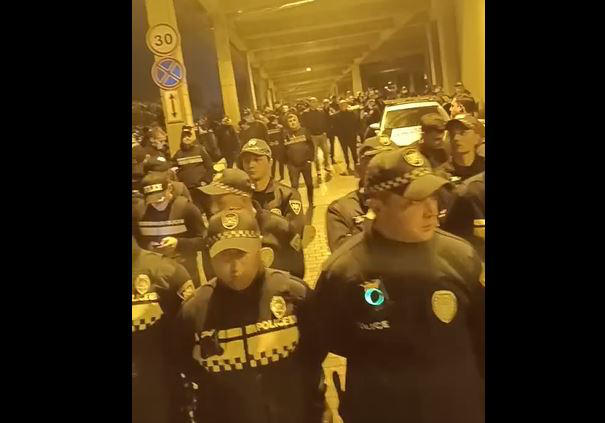 ჭიათურის სოფელ შუქრუთის მცხოვრებლები ბიძინა ივანიშვილის ბიზნესცენტრთან აქციას მართავენ