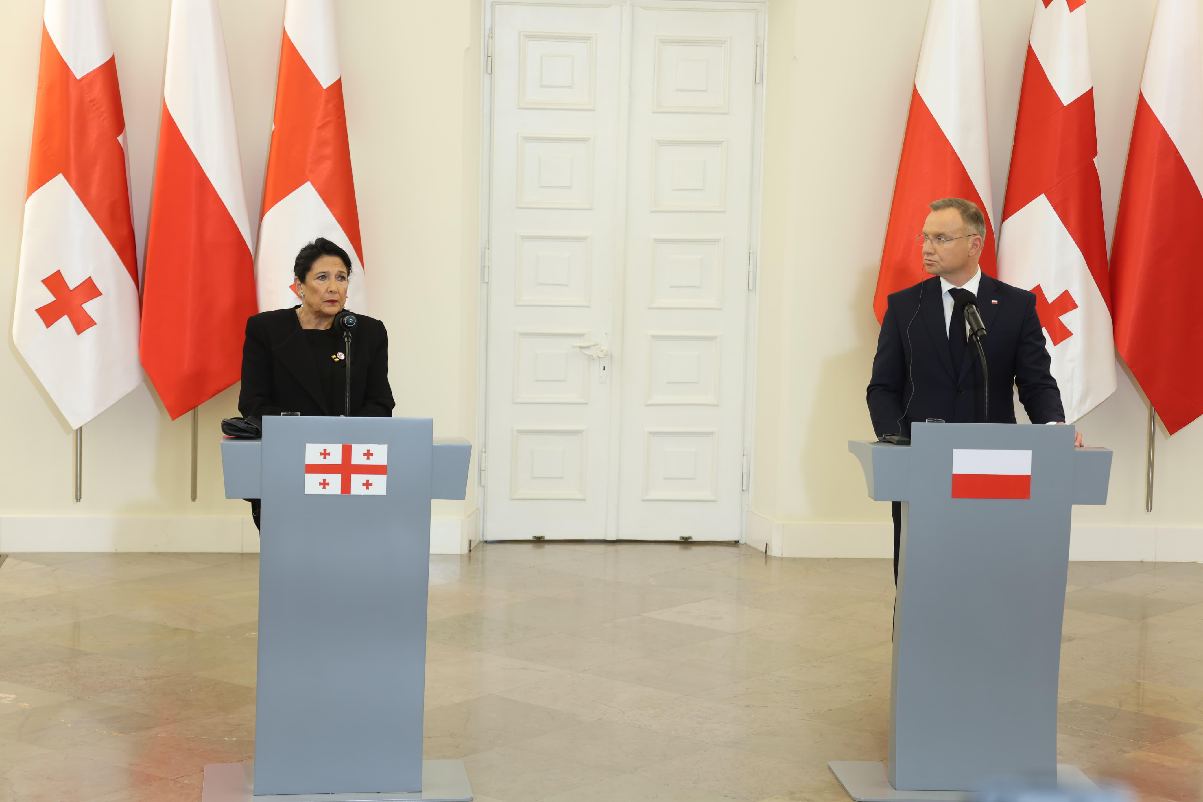 პრეზიდენტი - ევროპამაც და აშშ-მაც კარგად იცის, მაგრამ ქართველებმაც ვიცით, რომ უკრაინა იბრძვის არამხოლოდ საკუთარი დამოუკიდებლობის, სუვერენობის, თავისუფლებისა და მშვიდობისთვის, არამედ იბრძვის ყველასთვის