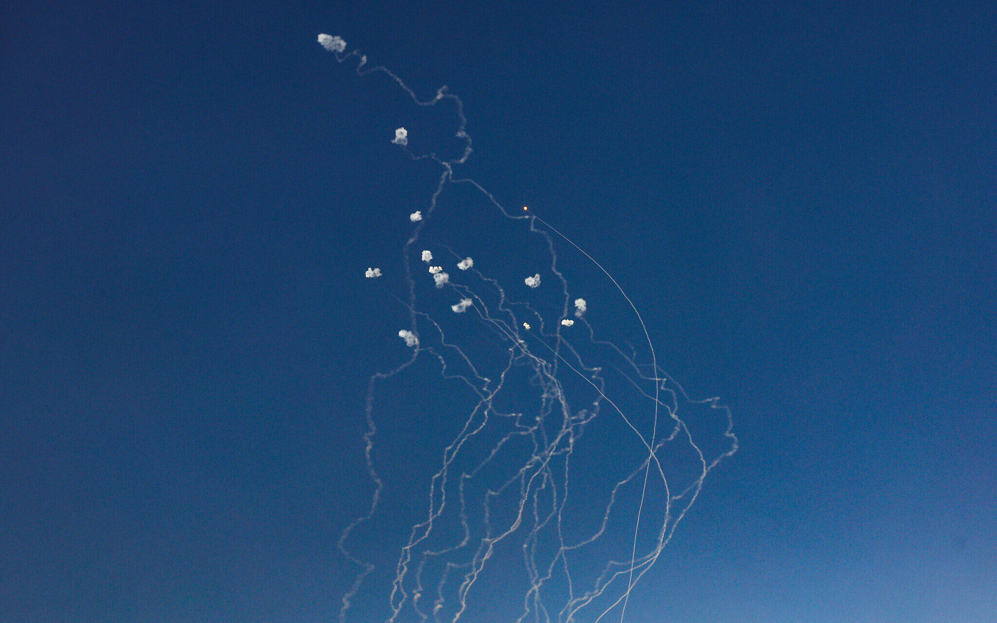 „ჰეზბოლამ“ ლიბანიდან ისრაელის მიმართულებით 100-მდე რაკეტა გაუშვა