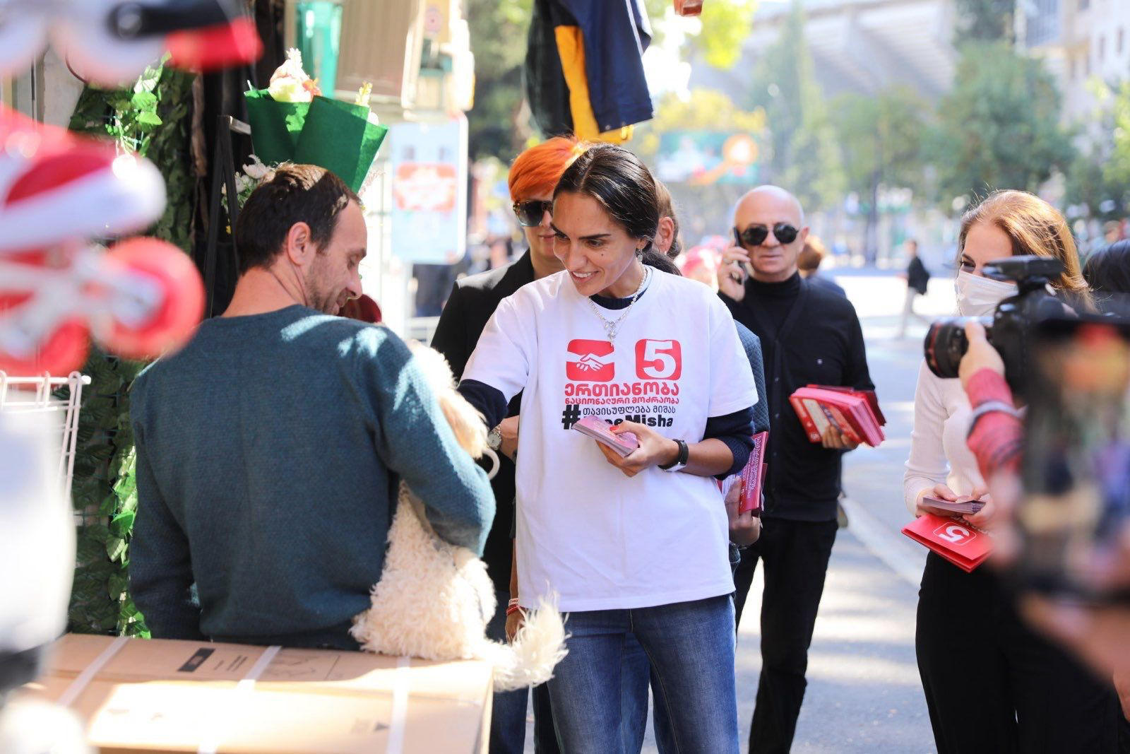„ერთიანობა - ნაციონალური მოძრაობის“ წევრები სოფო ჯაფარიძე და ლაშა ფარულავა დიდუბეში მოსახლეობას შეხვდნენ