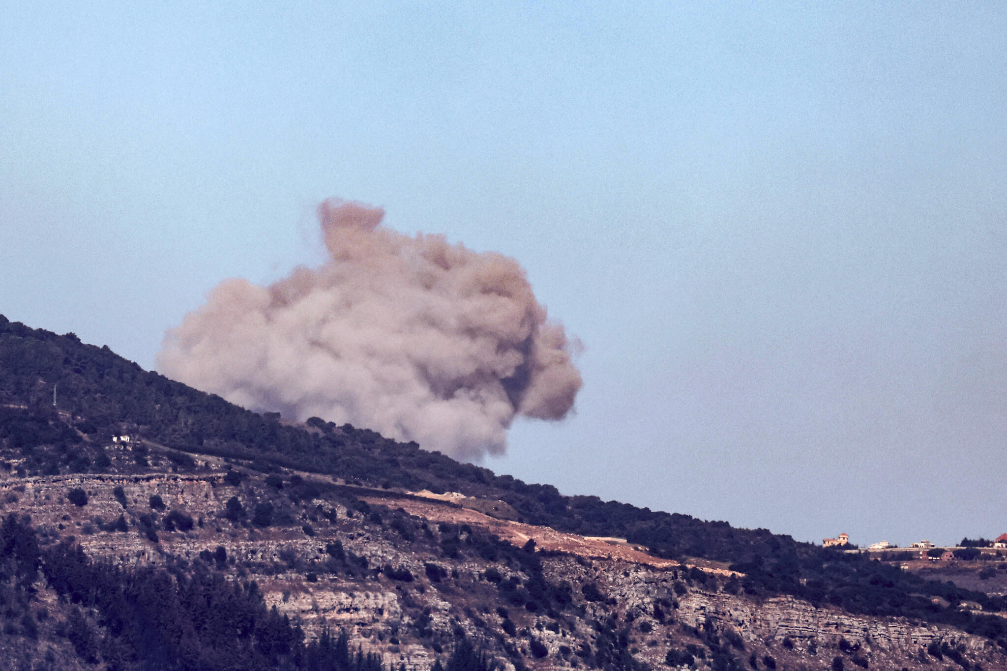 ლიბანის წითელი ჯვრის საზოგადოების განცხადებით, ისრაელის სარაკეტო დარტყმის შედეგად, ერთი სამხედრო დაიღუპა და ოთხი პარამედიკოსი დაშავდა