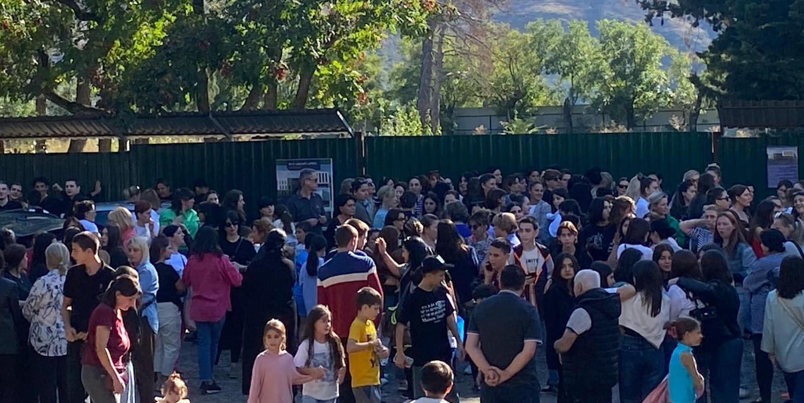 83-ე საჯარო სკოლის დროულად გახსნის მოთხოვნით, მშობლებისა და მოსწავლეების საპროტესტო აქცია მიმდინარეობს