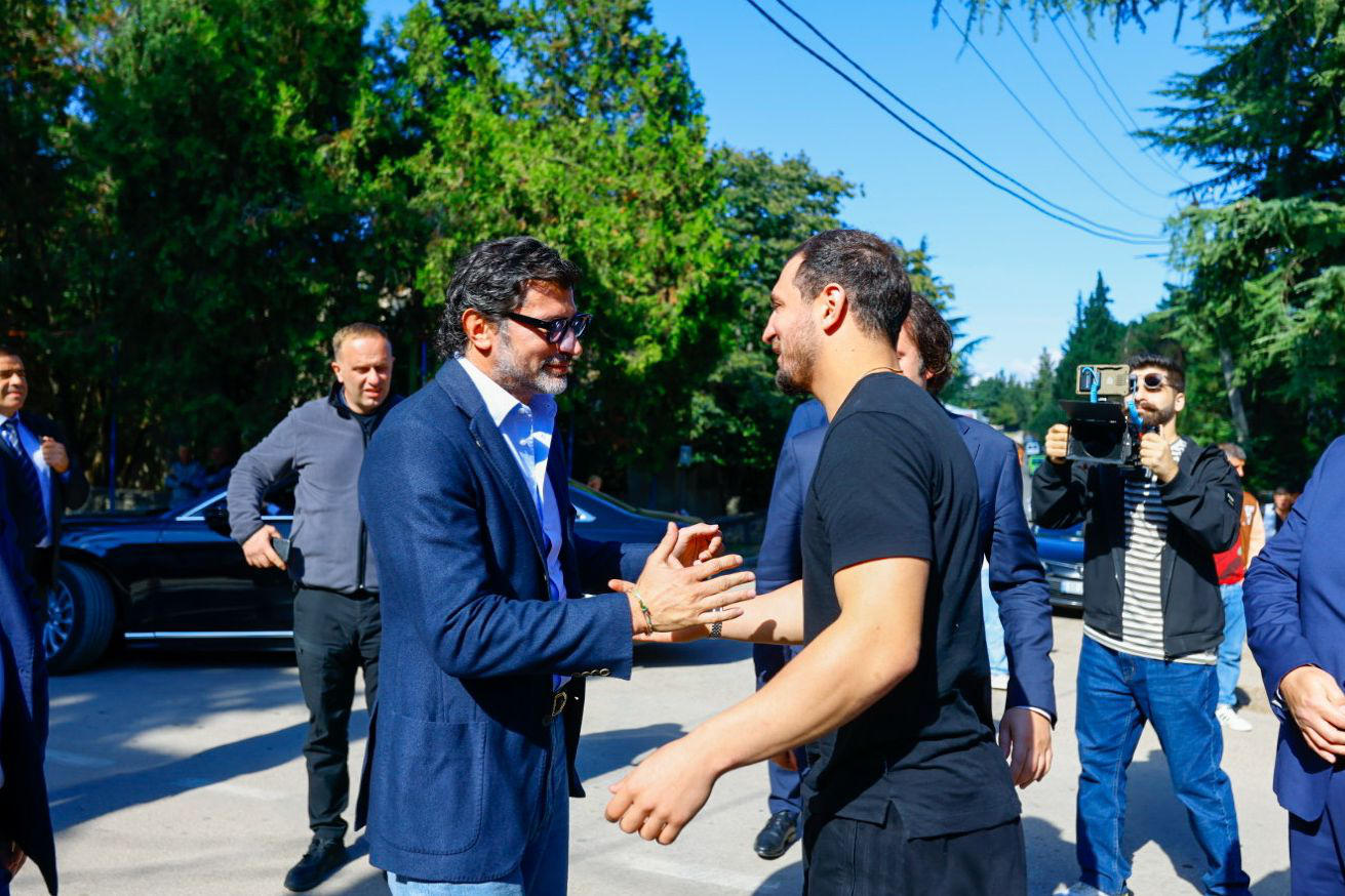 კახა კალაძემ დედოფლისწყაროს მუნიციპალიტეტის სოფელ არხილოსკალოში ლაშა ბექაურის სახელობის ახლად აშენებული სპორტული კომპლექსი დაათვალიერა