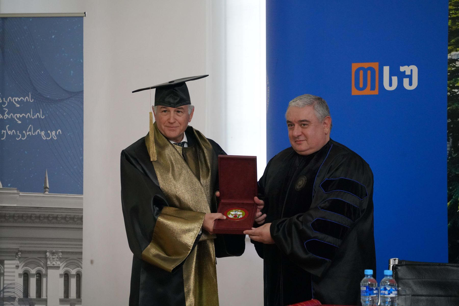 ჯაბა სამუშიამ სევილიის საუნივერსიტეტო კლინიკის ქირურგიული დეპარტამენტის ხელმძღვანელს თსუ საპატიო დოქტორის სიგელი გადასცა