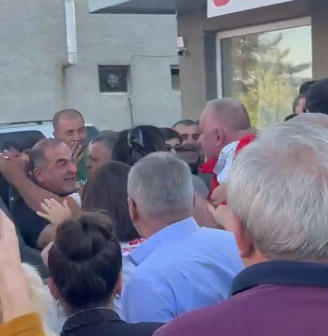 „ერთიანობა - ნაციონალური მოძრაობა“ - პარტიის ლიდერებს კარდენახში მოსახლეობასთან შეხვედრისას თავს დაესხნენ - ფიზიკურად გაუსწორდნენ ლევან მეტრეველს