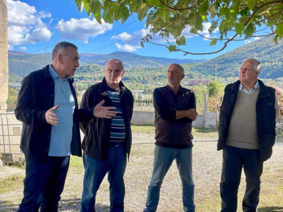 „ქართული ოცნების“ საარჩევნო კამპანიის ფარგლებში ამბროლაურის მუნიციპალიტეტში შეხვედრები გრძელდება