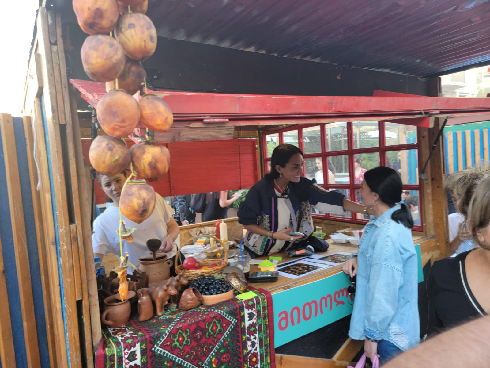 „ერთიანობა - ნაციონალური მოძრაობის“ თბილისის ორგანიზაციის თავმჯდომარე, სოფო ჯაფარიძე ორბელიანის მოედანზე მოსახლეობას შეხვდა