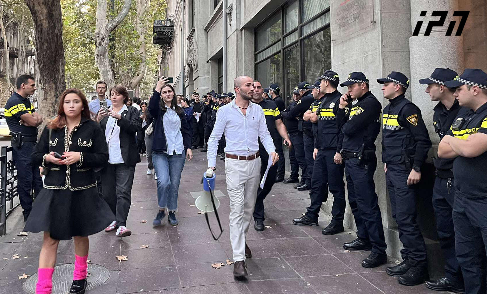 აქციის მონაწილეებმა, რომლებიც საზღვარგარეთ საარჩევნო უბნების გახსნას ითხოვენ, მსვლელობით საგარეო საქმეთა სამინისტროსთან გადაინაცვლეს