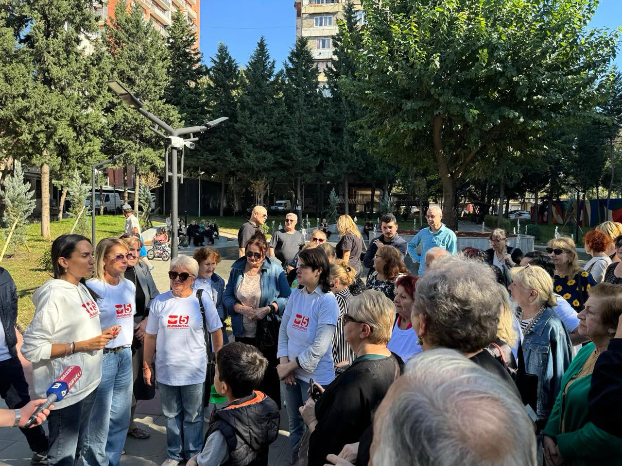 „ერთიანობა - ნაციონალური მოძრაობის“ თბილისის ორგანიზაციის თავმჯდომარე, სოფო ჯაფარიძე ნაძალადევის მოსახლეობას შეხვდა