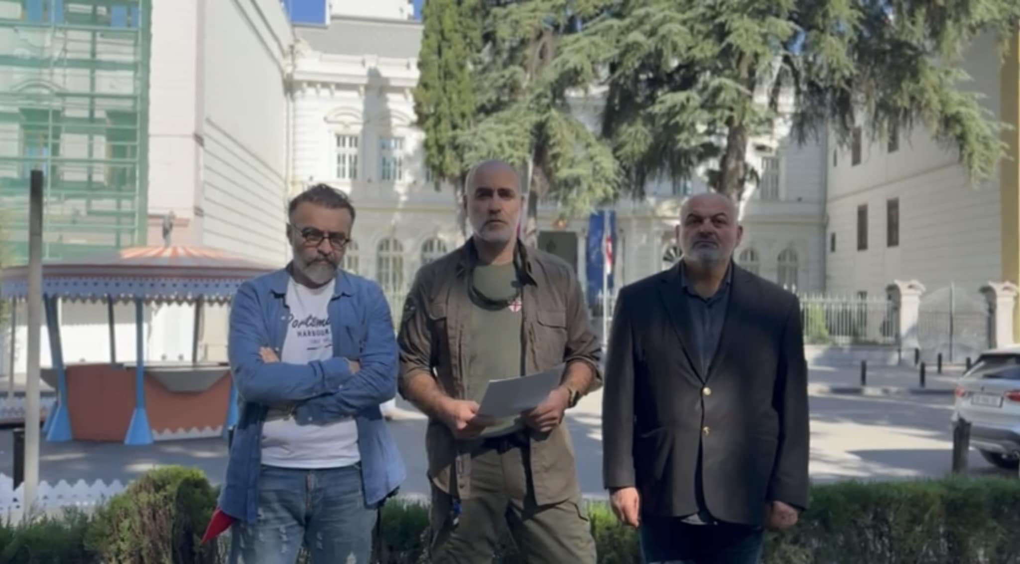 პოლიტიკური პარტია „ჩვენ“ სამმა წევრმა: აკია ბარბაქაძემ, დავით ქაცარავამ და კახა გოგიძემ დატოვა