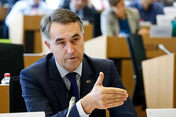 პეტრას აუსტრევიჩუსი - ორბანი საქართველოს გაყალბებული საპარლამენტო არჩევნების შემდეგ სტუმრობს და რეალურად უნდა განიხილებოდეს როგორც კრემლის კურიერი და არა ევროკავშირის