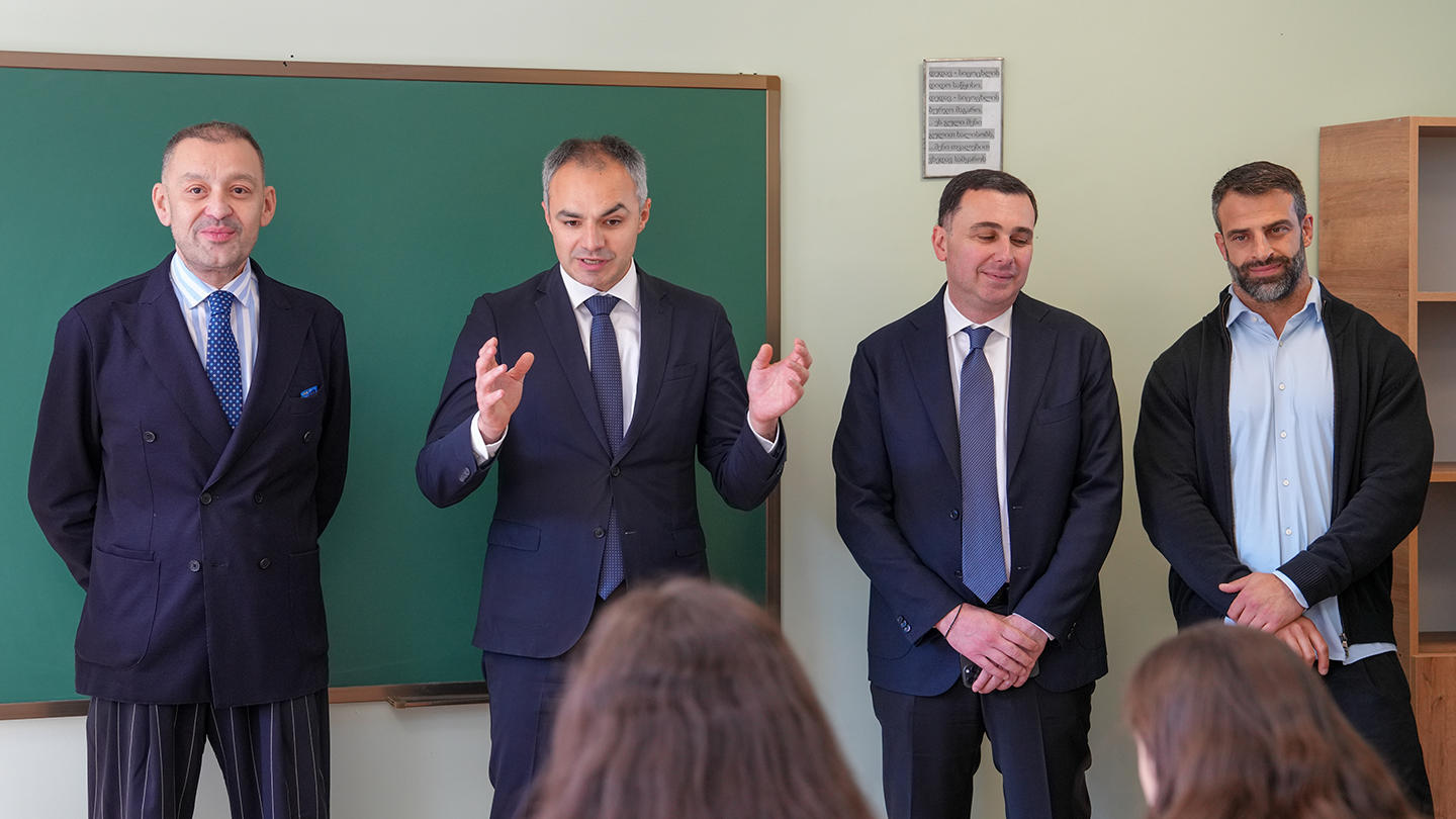 განათლების მინისტრი ალექსანდრე წულაძე თბილისის 211-ე და 215-ე საჯარო სკოლებს ეწვია