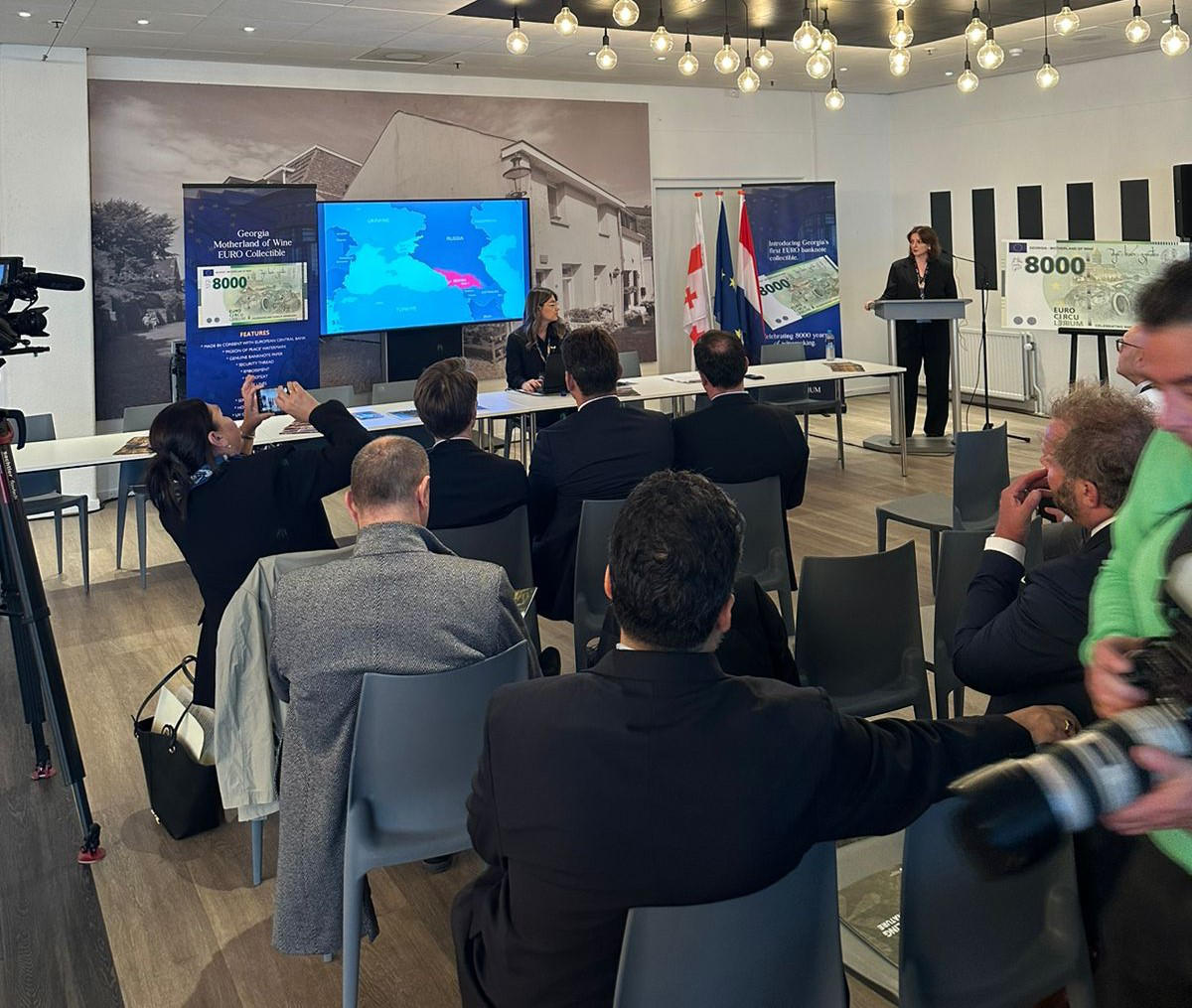 საქართველოს პირველი საკოლექციო 8000-ევროიანი ბანკნოტის პრეზენტაციაზე მაასტრიხტში საქართველოს ტურისტულ პოტენციალს და ქართულ ღვინოს გაეცნენ