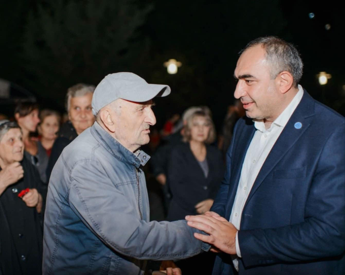 „ქართული ოცნების“ წინასაარჩევნო კამპანიის ფარგლებში, დელეგატი ვლადიმერ ბოჟაძე გლდანის მოსახლეობასთან შეხვედრებს აგრძელებს