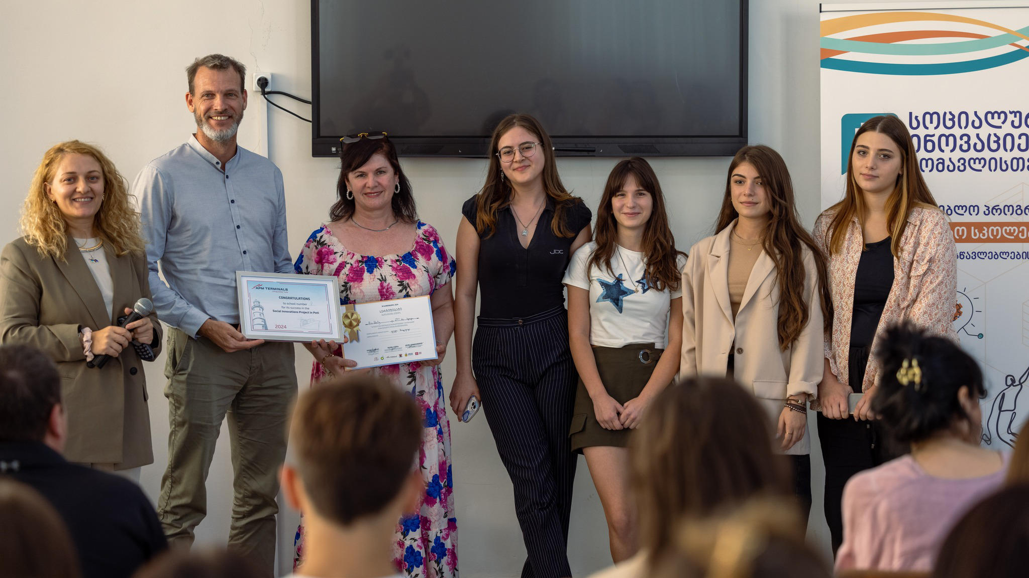 „ეიპიემ ტერმინალს ფოთის“ მხარდაჭერით სკოლებს თანამედროვე ტექნიკა გადაეცა