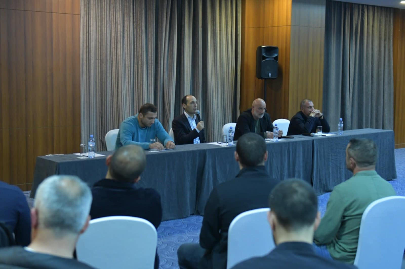 „ქართული ოცნების“ სამგორის რაიონის დელეგატი ვარლამ ლიპარტელიანი რაიონში მოქმედ ბიზნესის სფეროს წარმომადგენლებს შეხვდა