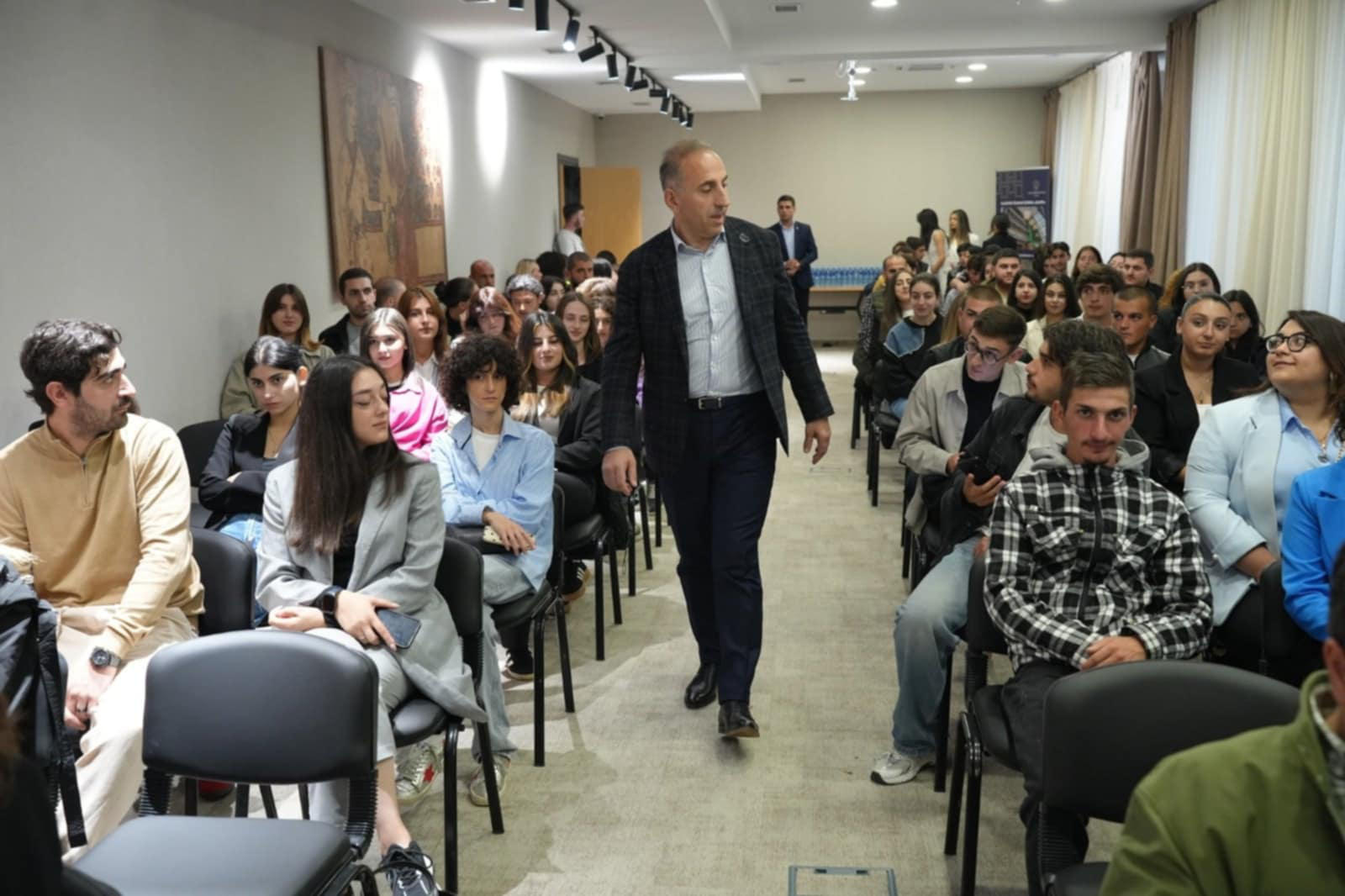 „ქართული ოცნების“ საარჩევნო კამპანიის ფარგლებში, ანტონ ობოლაშვილი ახალციხის მუნიციპალიტეტში მცხოვრებ ახალგაზრდებს შეხვდა